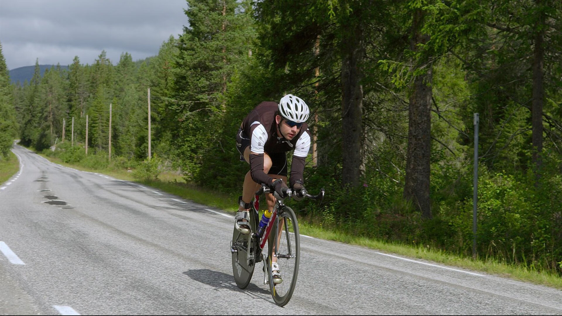 乔治·巴尔：全黑队中场的“核心人物”，每次传球都精准无误，确保进攻威胁不断
